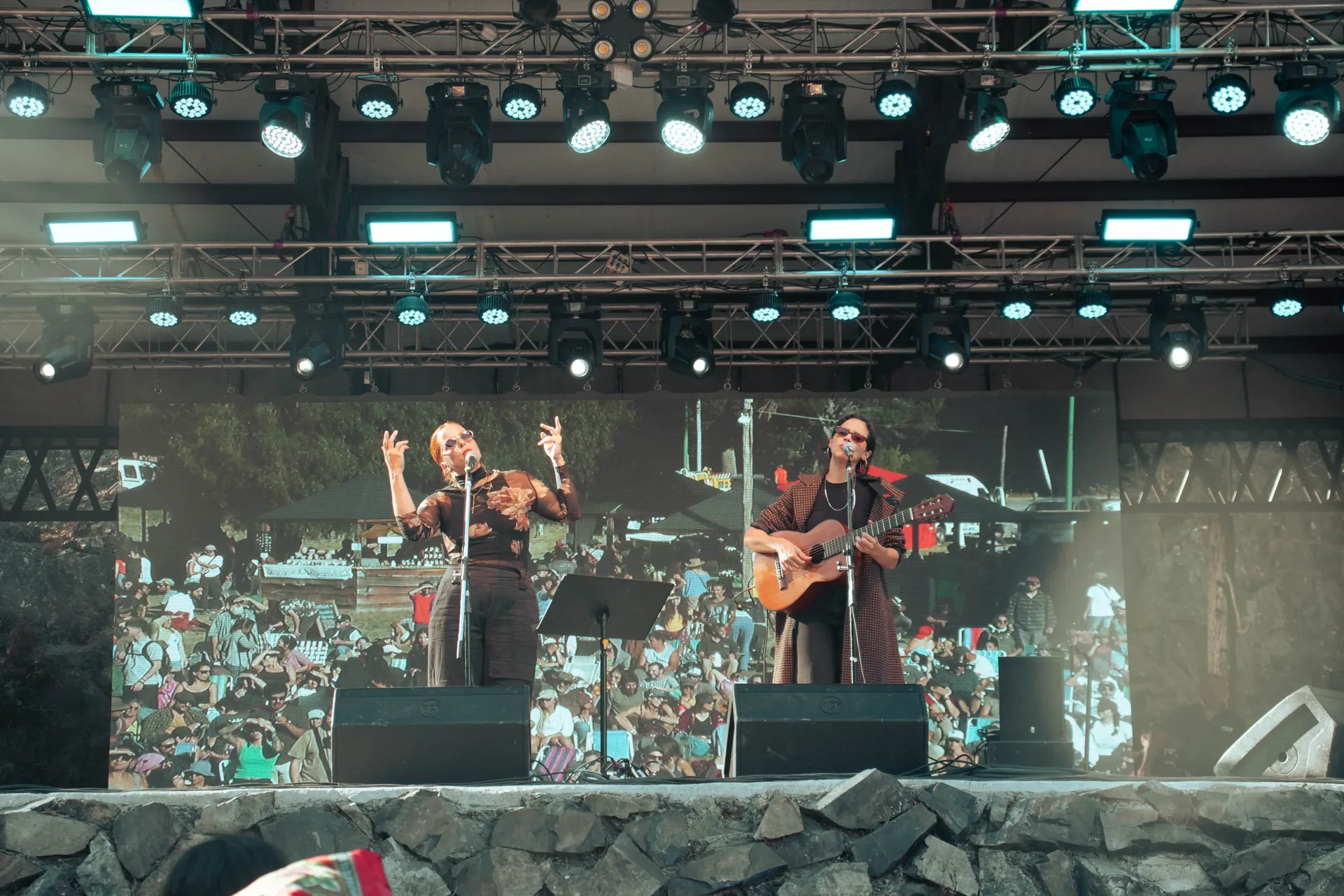 Banda en vivo en el escenario de un festival al aire libre frente al público
