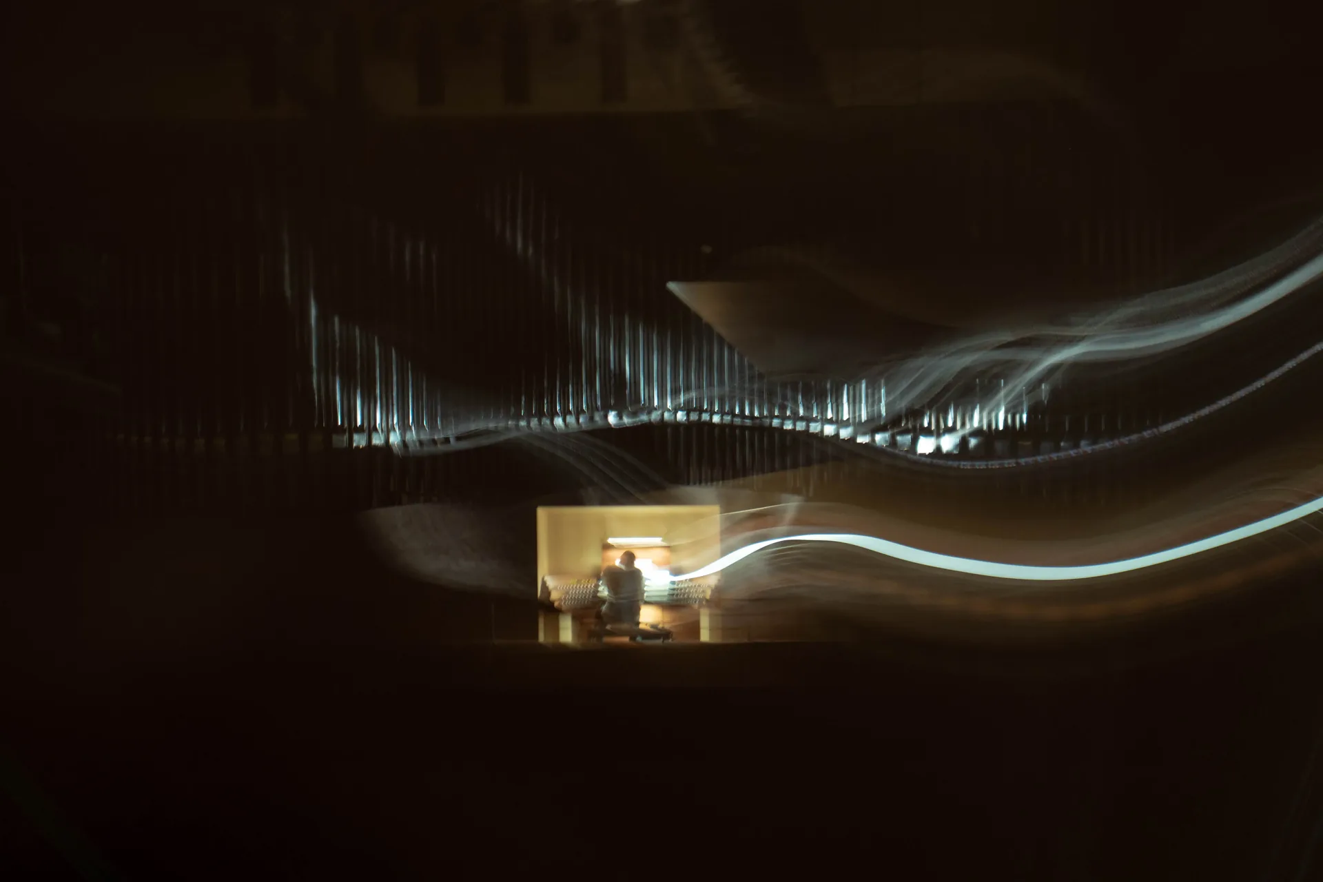 Estelas de luz en movimiento sobre el escenario, larga exposición nocturna