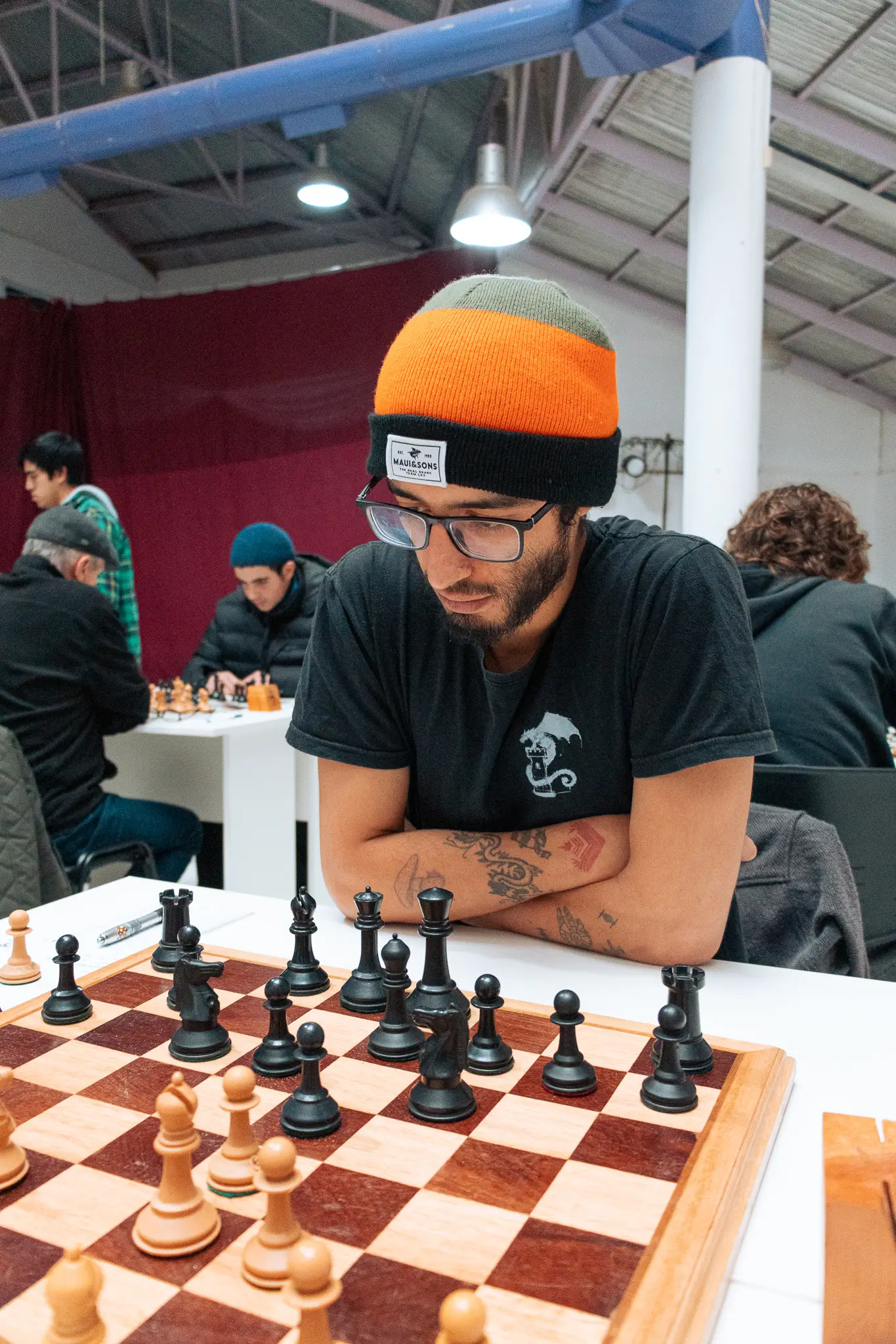 Jugador concentrado frente al tablero durante un torneo de ajedrez